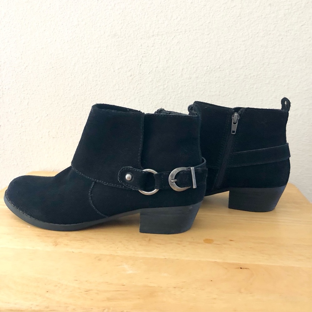 Reba Whisper Black Suede Ankle Boot Size 8.5  Zipper 1.5” Block Heel Buckle EUC